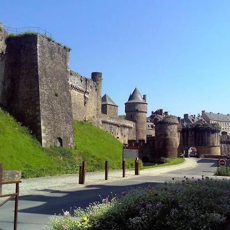 House At The Foot Of The Castle Of Fougeres Villa Exteriör bild