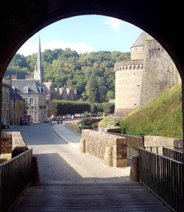 House At The Foot Of The Castle Of Fougeres Villa Exteriör bild